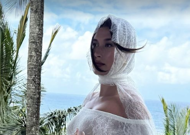 Hailey Bieber exibe barriga de grávida em nova foto