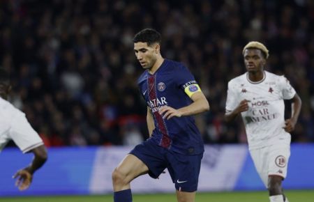 Achraf Hakimi em ação pelo PSG na temporada 2025/2026