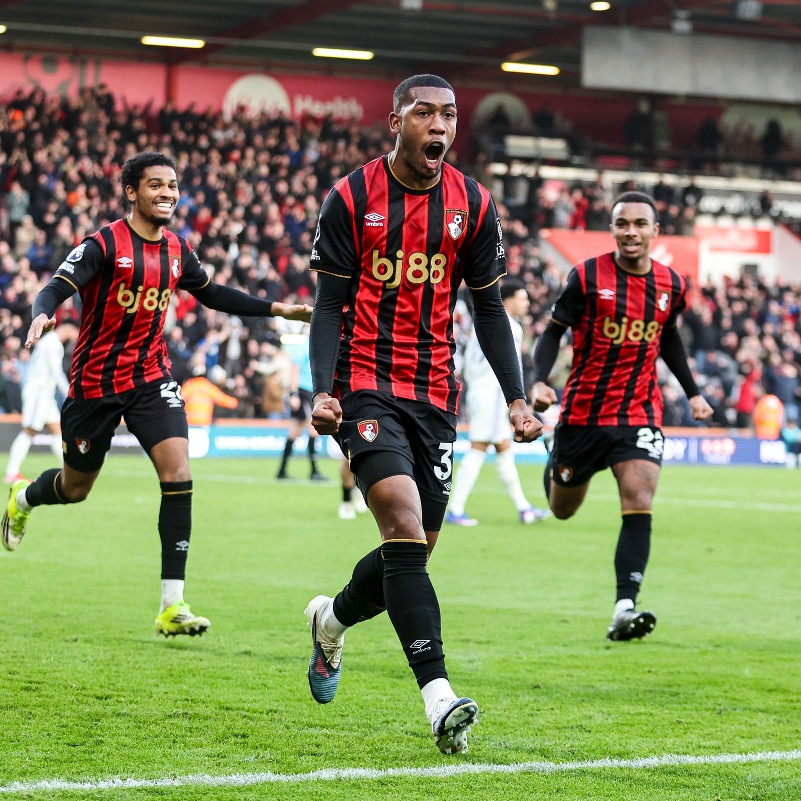 Rayan brilha, marca primeiro gol na Premier League e garante empate ao Bournemouth