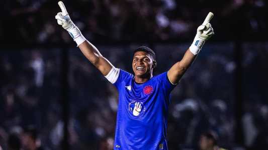 Goleiro Halls em ação pelo Vasco na temporada 2024