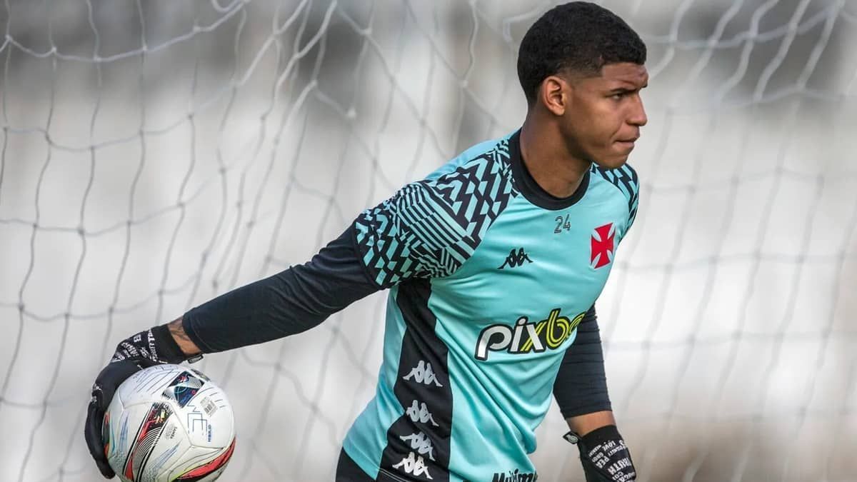 Vasco anuncia renovação de goleiro Halls até o final de 2024