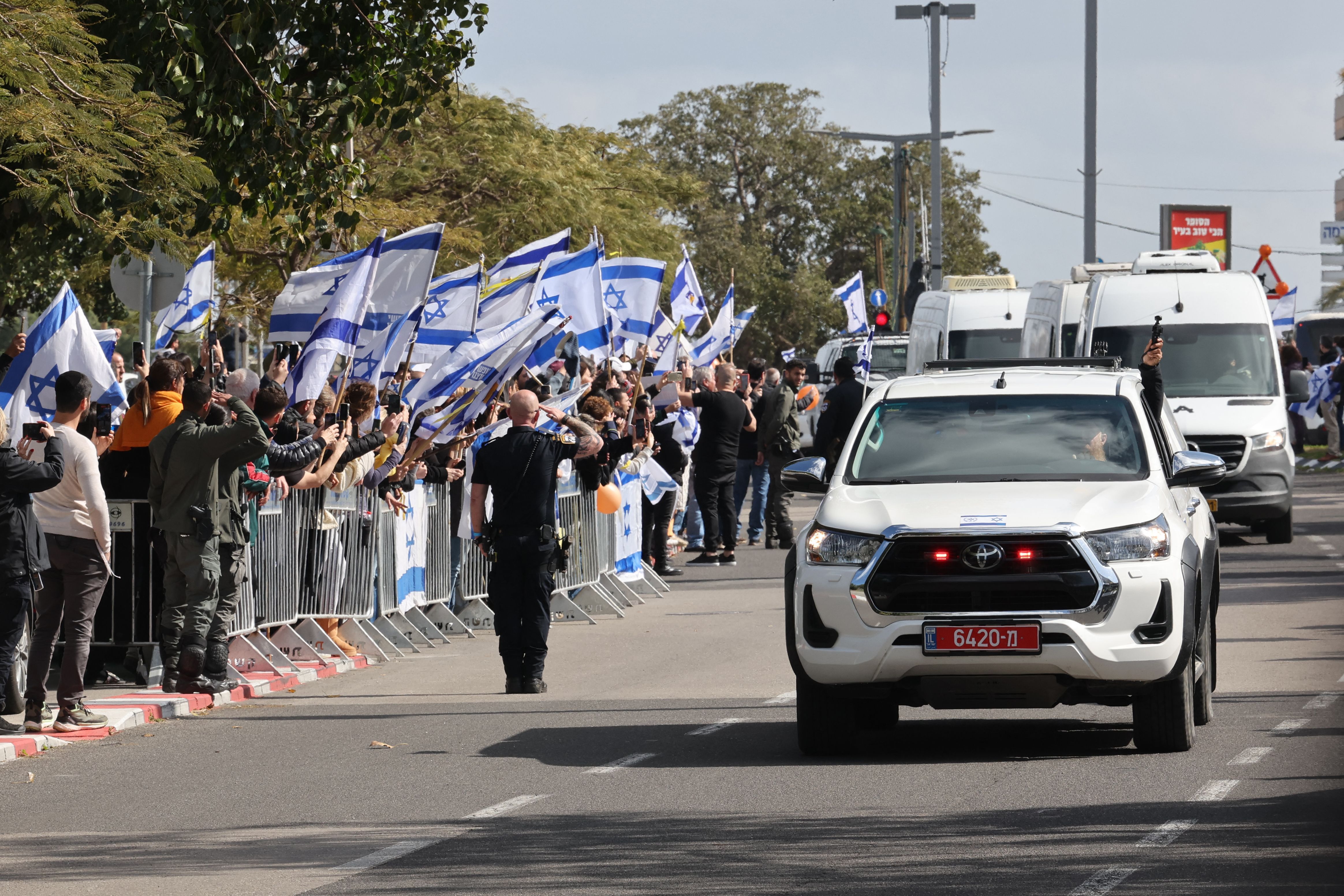 Hamas entrega corpos de reféns israelenses, incluindo família Bibas