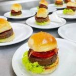 Alô veganos! Chegou o hambúrguer de “carne de caju”