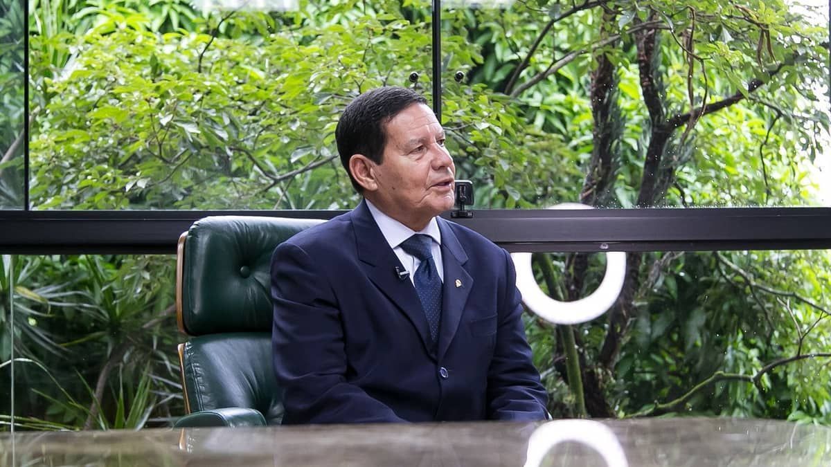 Ao vivo: presidente em exercício, Hamilton Mourão faz pronunciamento 