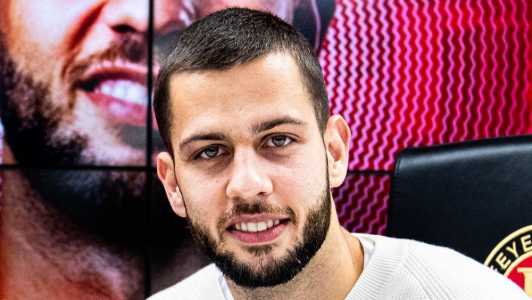 David Hancko em assinatura de contrato pelo Feyenoord em fevereiro de 2024
