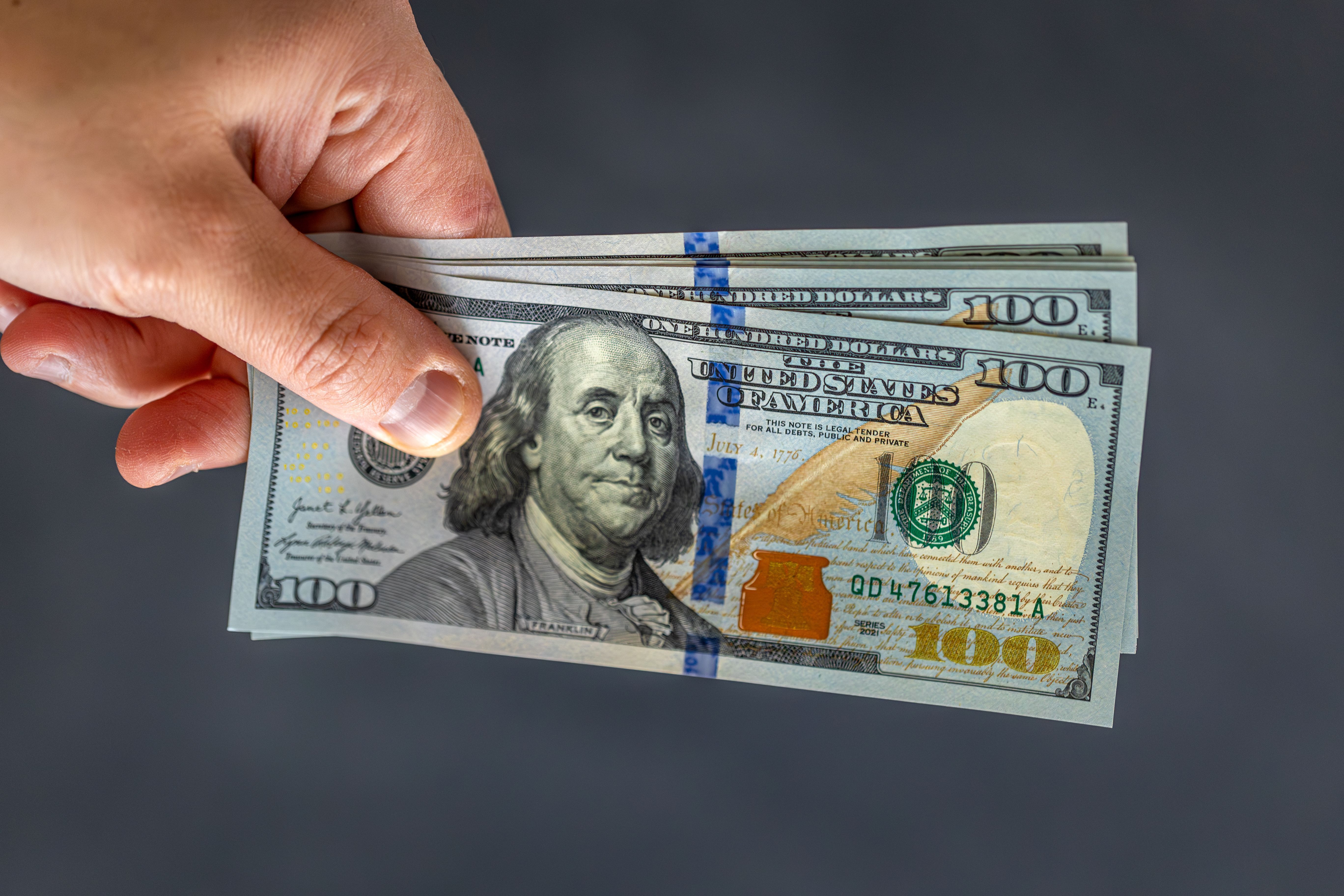 Dólar fecha semana com queda em relação ao real, cotado a R$ 6,10