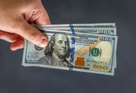 Dólar dispara para o maior patamar desde agosto, e bolsa cai com eleições no radar
