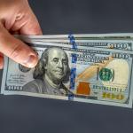 Dólar fecha semana com queda em relação ao real, cotado a R$ 6,10