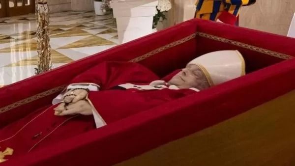 Papa Francisco: entenda como funciona a preparação do corpo para sepultamento tardio