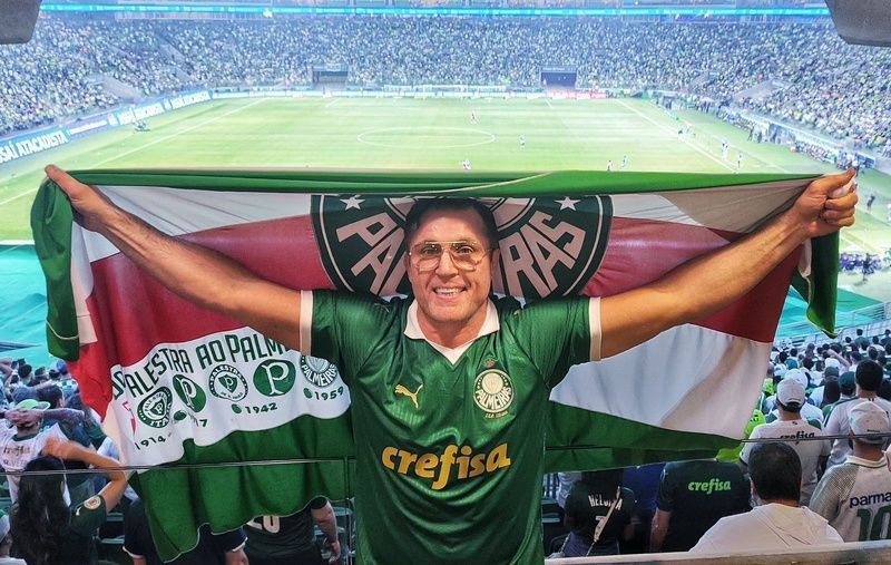 Rival de Anderson Silva vai a jogo de futebol pela primeira vez e revela surpresa