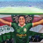 Rival de Anderson Silva vai a jogo de futebol pela primeira vez e revela surpresa