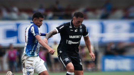 Jogadores de Paysandu e Remo disputam bola no Mangueirão, em Belém