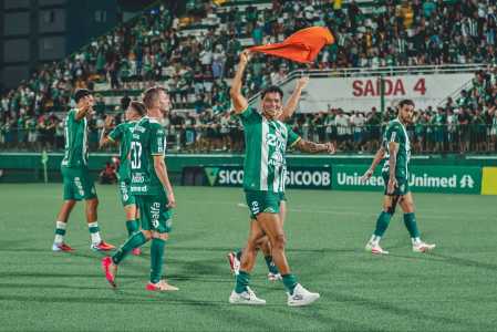 Jogadores da Chapecoense comemoram classificação às semifinais do Campeonato Catarinense