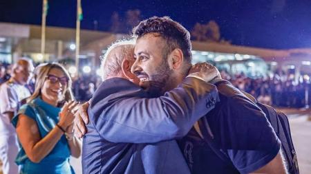 Hassan Rabee (recebendo abraço de Lula) pediu a repatriação de mãe e irmã
