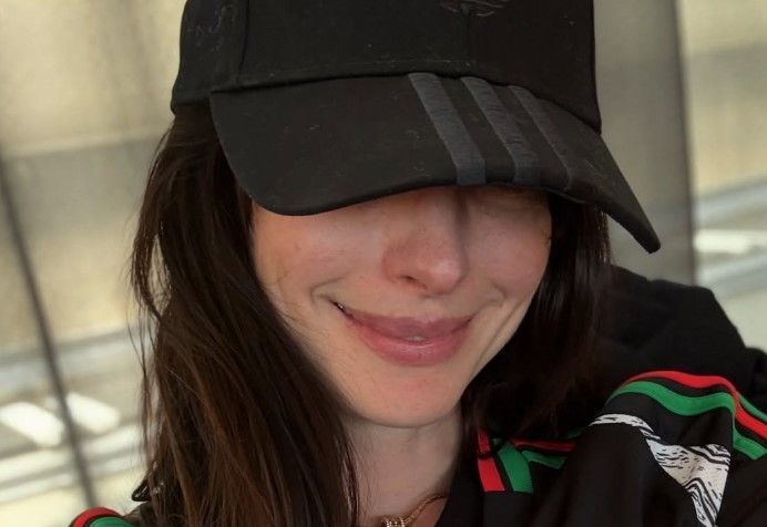 Atriz de Hollywood veste camisa de gigante inglês e manda recado a jogador