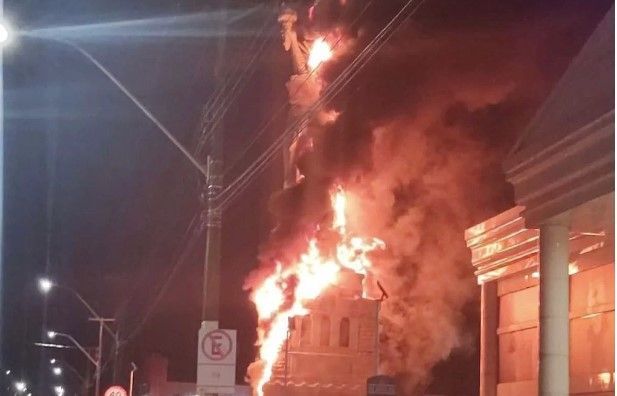 Havan oferece R$ 100 mil por pistas de homens que colocaram fogo em estátua em Porto Velho