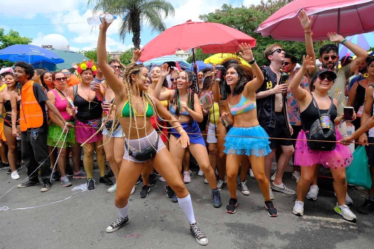 Carnaval BH 2024: de verde, bloco Havayanas Usadas homenageia montanhas de Minas Gerais, veja fotos