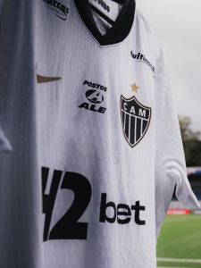 Camisa do Atlético no Estádio Municipal Cicero De Souza Marques antes de duelo com RB Bragantino