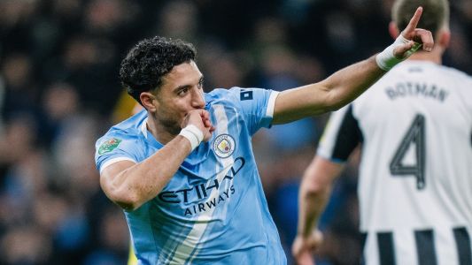 Omar Marmoush comemora gol marcado no jogo de volta da semifinal da Copa da Liga Inglesa