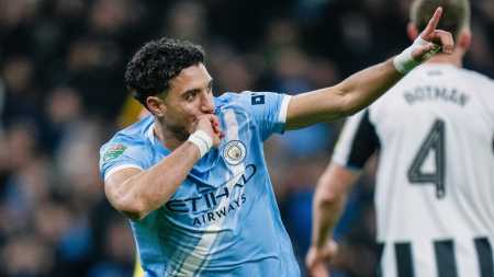 Omar Marmoush, do Manchester City, comemora gol marcado no jogo de volta da semifinal da Copa da Liga Inglesa • Divulgação/Manchester City