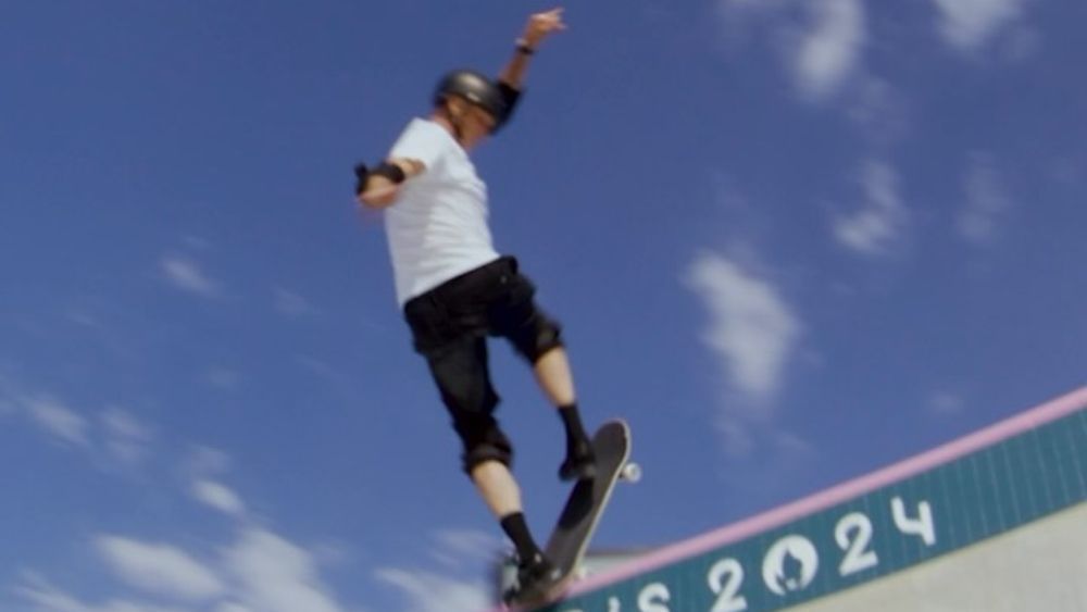 Tony Hawk dá 'voltinha' em pista da Olimpíada de Paris aos 56 anos; assista