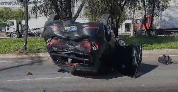 Vídeo: carro é atingido por caminhão, bate em sinal e capota na Via Expressa de Contagem