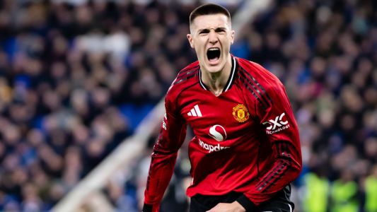 Benjamin Šeško comemora gol do Manchester United