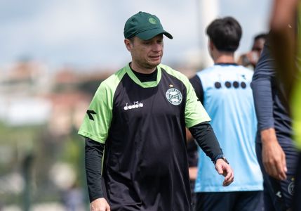 Fernando Seabra treina o Coritiba para confronto decisivo por um lugar na decisão do Campeonato Paranaense