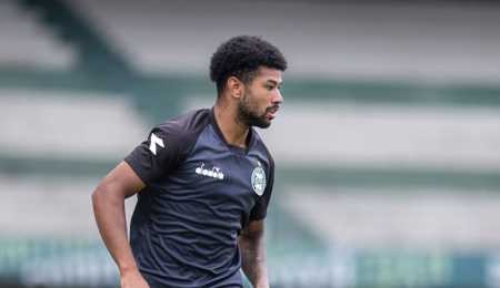 Lucas Ronier deve jogar como meio-campista no Coritiba contra o Operário