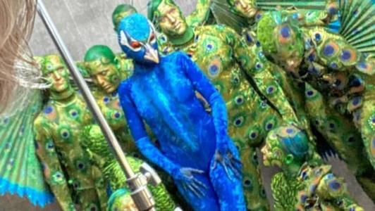 Heidi Klum se vestiu de pavão em festa de Halloween