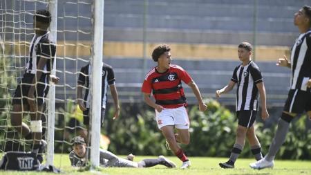 Heitor comemorando um gol pelo Sub-15 do Flamengo em clássico com o Botafogo