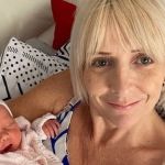 Mulher de 53 anos tem a primeira filha após quase três décadas tentado engravidar