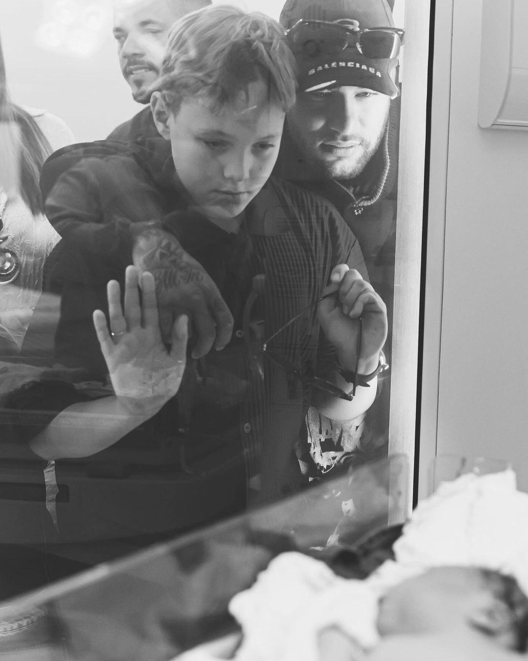 Neymar publica imagens e 'apresenta' terceira filha