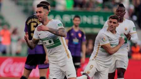 Helibelton Palacios (à direita) atuou durante os 90 minutos de Elche 1 x 1 Valladolid