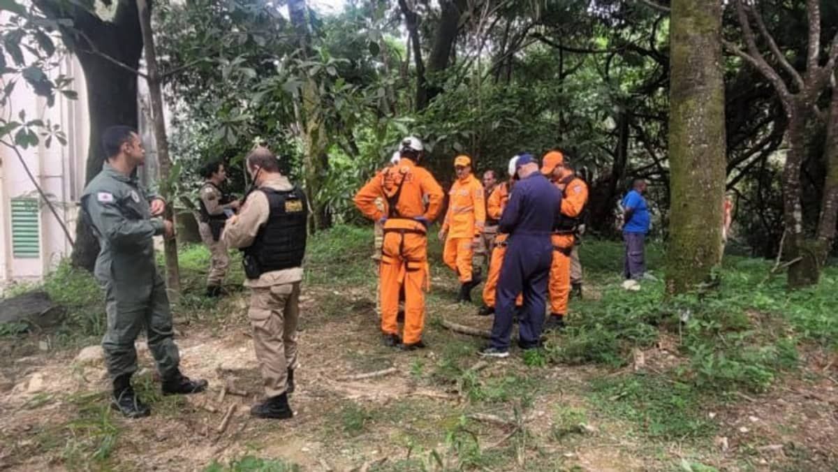 Veja imagens de helicóptero destruído após queda em pátio de supermercado em Contagem