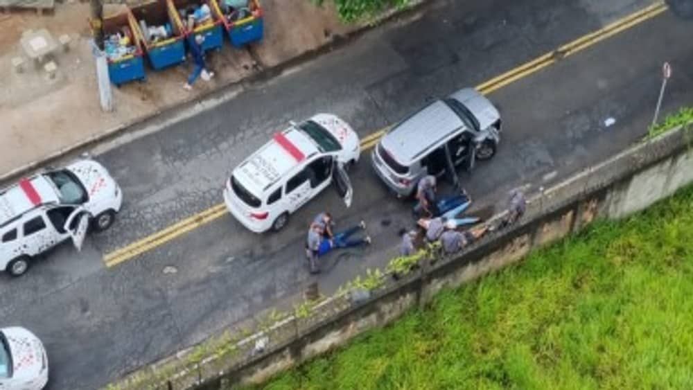 Seis adolescentes furtam carro e derrubam portão de garagem em SP 