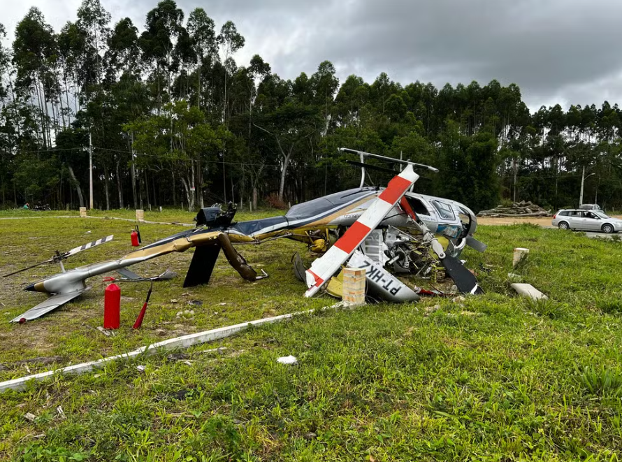 Helicóptero cai às margens de rodovia e deixa dois feridos no litoral de Santa Catarina