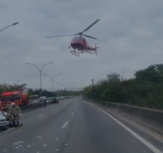 Helicóptero pousa na Linha Vermelha, no RJ, para resgatar vítima