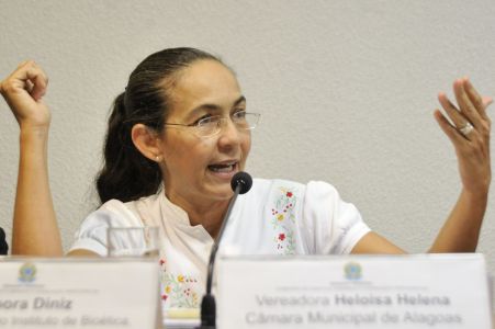 Ao microfone, Heloísa Helena discursa em um evento do Senado Federal