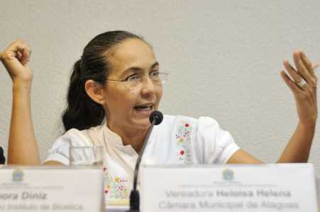 Ao microfone, Heloísa Helena discursa em um evento do Senado Federal