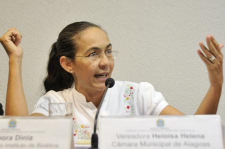Ao microfone, Heloísa Helena discursa em um evento do Senado Federal