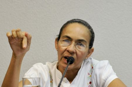 Ao microfone, Heloísa Helena discursa em um evento do Senado Federal