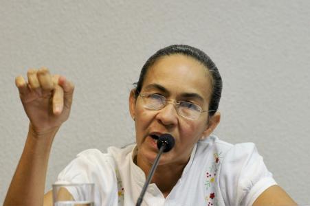 Ao microfone, Heloísa Helena discursa em um evento do Senado Federal