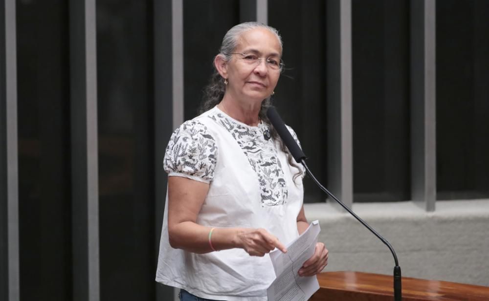 Heloísa Helena toma posse na Câmara e nega alinhamento total ao governo Lula