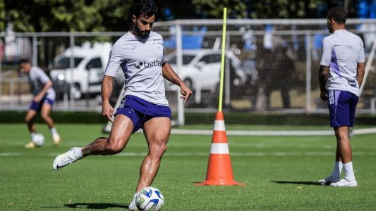 Henrique Dourado, atacante, durante treino nesta quarta-feira na Toca II
