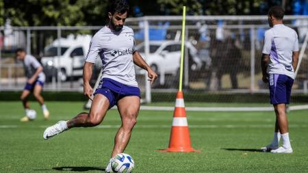 Henrique Dourado, atacante, durante treino nesta quarta-feira na Toca II