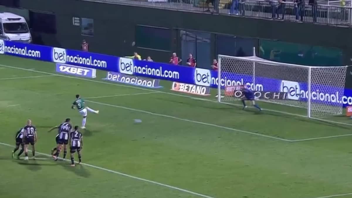 Ex-Cruzeiro, Henrique Dourado perde pênalti em empate da Chapecoense