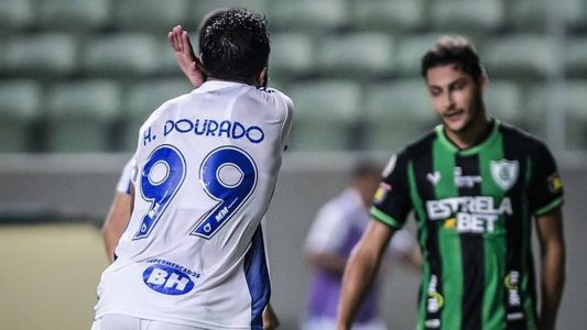 Henrique Dourado comemora com a famosa 'ceifada' após marcar gol contra o América