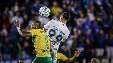 Henrique Dourado disputa bola de cabeça com Matheus Alexandre, em Sete Lagoas