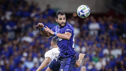 Henrique Dourado, do Cruzeiro, durante disputa de bola contra o Grêmio
